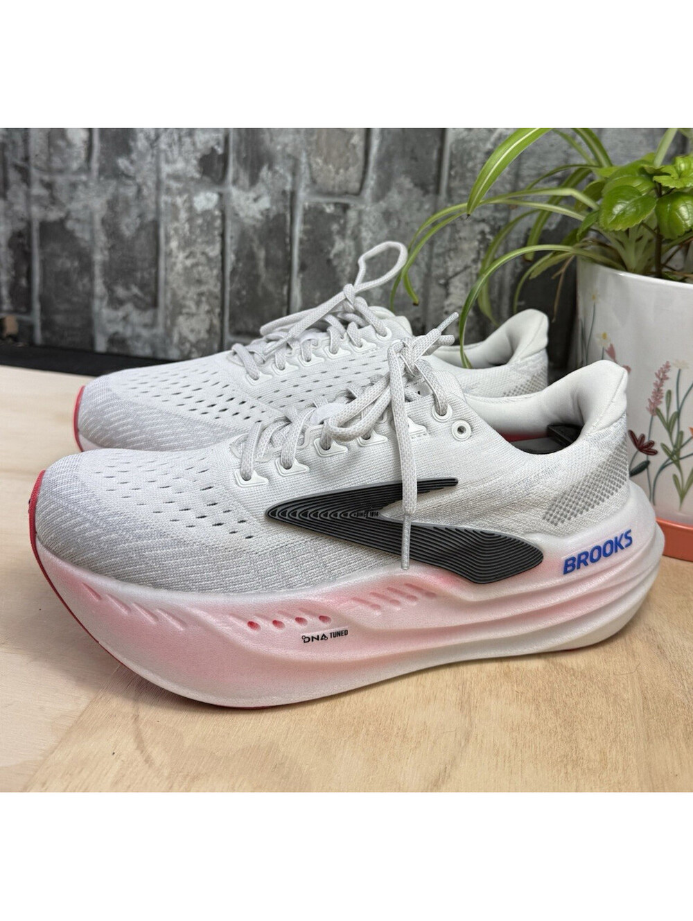 Brooks Glycerin Max Men's White/Black/Diva Pink Low Top Lace-Up 8.5 EU40